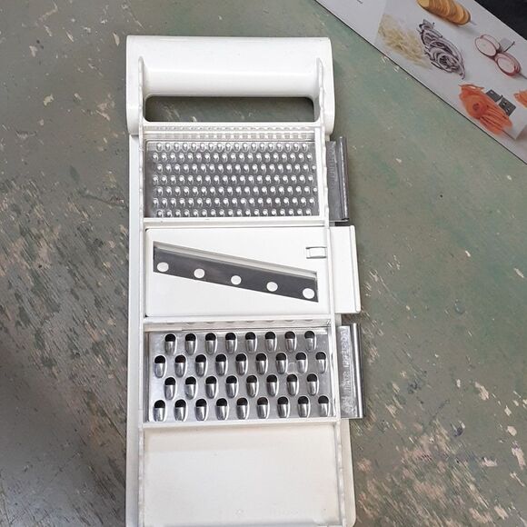 Paterno 7 blade, 8 cut spiraling pro and hand held grater/slicer - Picture 7 of 10